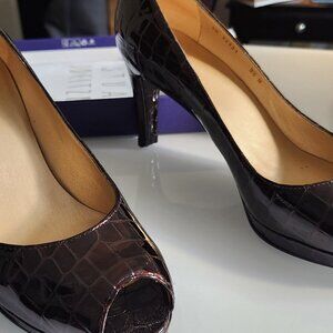 Stuart Weitzman 9.5 ladies brown peep toe leather
